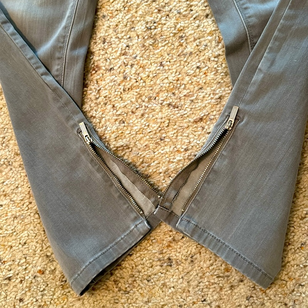 WHITE HOUSE BLACK MARKET light grey jeans. Size 8. - Picture 4 of 7
